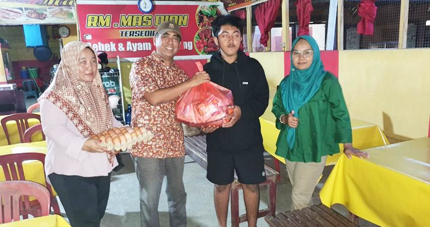 PERJATIM PEDULI : Penyaluran bantuan korban banjir bagi keluarga Jawa Timur di Gorontalo oleh jajaran Forjatim Gorontalo, Kamis (18/7). (foto : dok / forjatim)