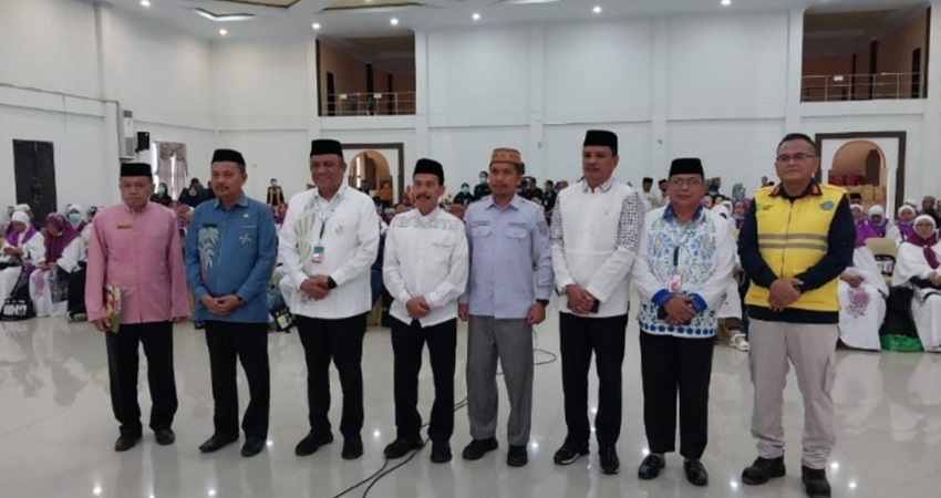 FOSE. Asisten l Nawir Tondako saat melakukan foto bersama dengan latar jamaah haji Kabupaten Gorontalo yang tiba di mess haji.