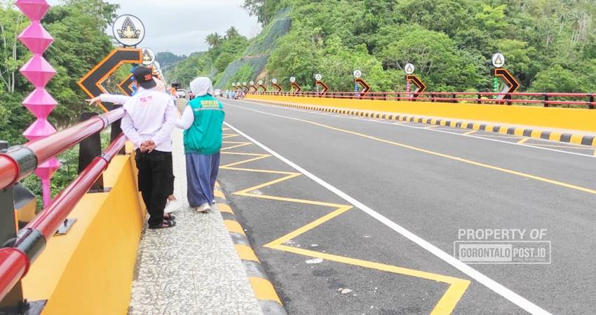 Kawasan GORR kian ramai dikunjungi warga menjadikan area jembatan dan terowongan sebagai spot atau destinasi wisata baru di Gorontalo. (Foto: Roy/Gorontalo Post).