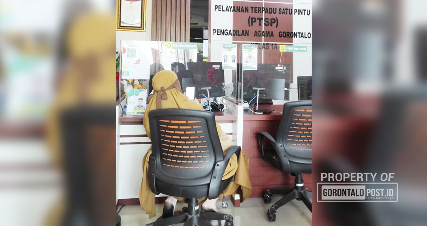 Kuasa Insidentil tergugat II saat menerima salinan putusan inkrah dari Pengadilan Agama Gorontalo terkait penolakan atas gugatan penggugat Joice Gobel dan Yayan Gobel Cs melawan Sartje Nurdin Cs dan Mariyati Malewo selaku tergugat I dan II. (Foto: Roy/Gorontalo Post).