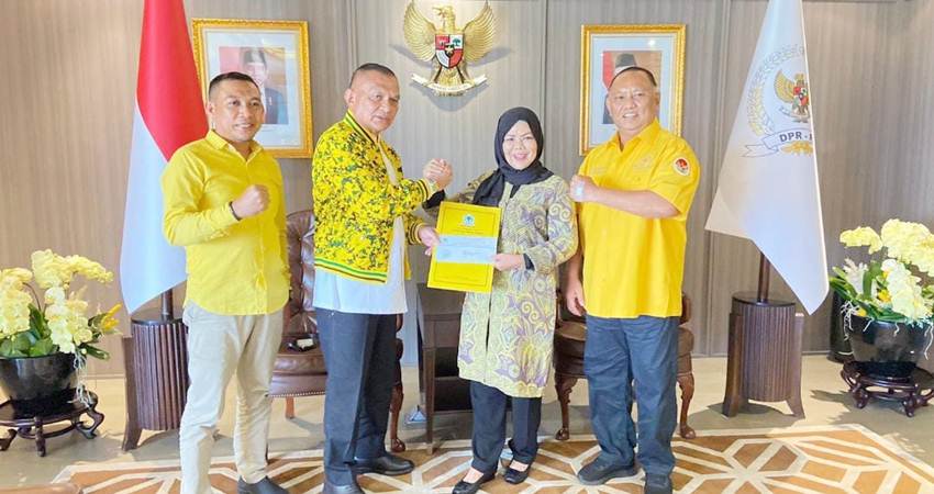 MENUJU PILGUB : Sekjen DPP Golkar, Lodewijk Freidrich, menyerahkan rekomendasi Pilgub untuk Idah Syahidah Rusli Habibie, di Jakarta, Senin (22/7). (foto : istimewa @https://www.facebook.com/syahidah.rusli)