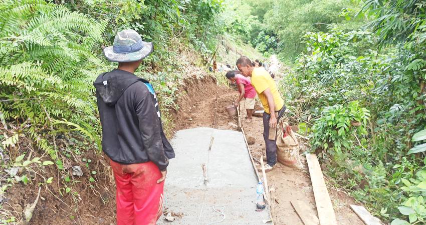 Pengerjaan Jalan Tani di Dusun Tamenda'o, Desa Olimoo'o, Kecamatan Batudaa Pantai, Kabupaten Gorontalo, Sabtu (6/7/2024). (Foto: Dok. KKN UNG-UGM 2024 untuk GP)