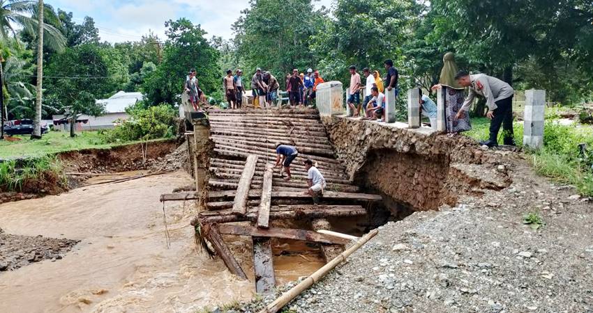 AMBRUK. Jembatan yang ada di Desa Batu Layar Kecamatan Bongomeme putus dan memutuskan akses jalan bagi warga.