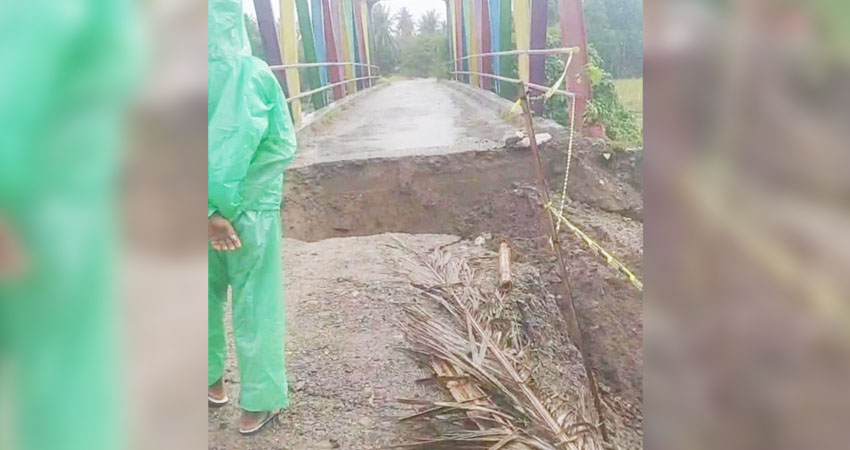 Setelah diperbaiki secara swadaya, jembatan yang mengubungkan sejumlah desa di Kecamatan Bongomeme kembali ambruk.