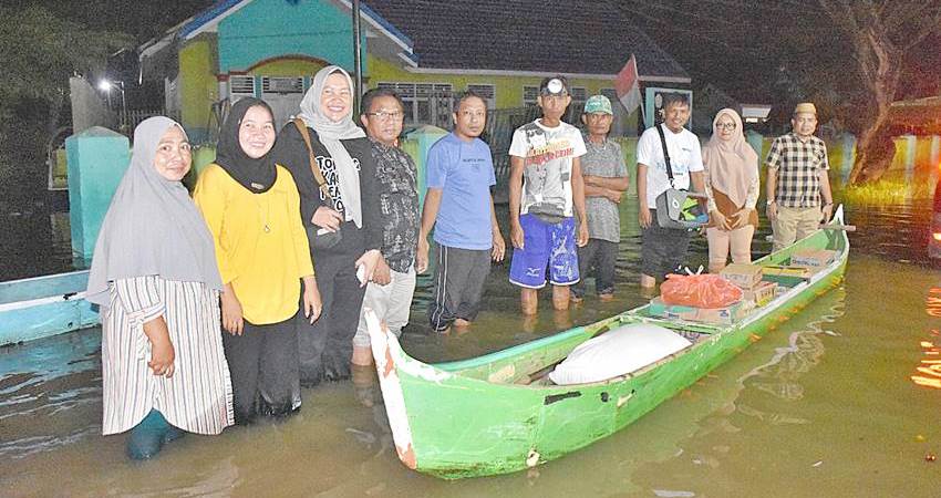 Ketua KPU Kabgor, Roy Hamrain dan komisioner saat memberikan bantuan kepada warga terdampak banjir luapan air Danau Limboto, Jumat (12/7). (Foto: dok/Humas KPU)