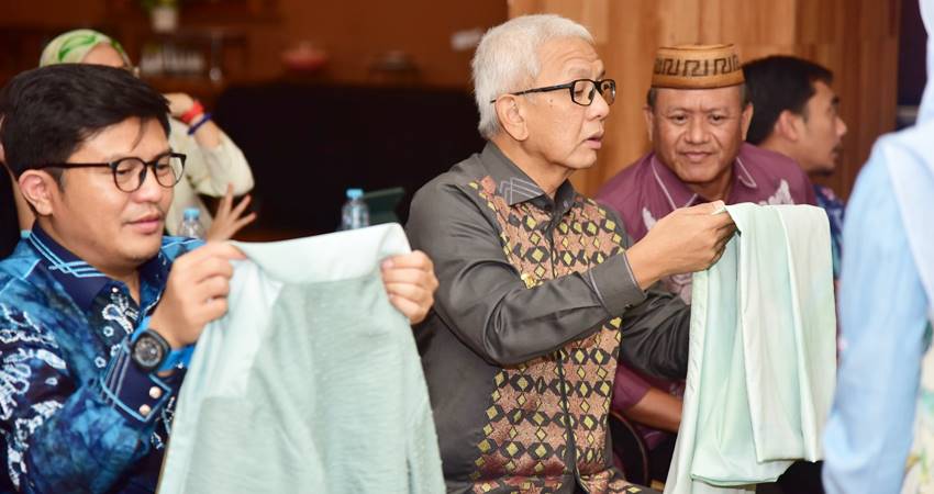 Pj Gubernur Rudy Salahuddin didampingi Kepala Dinas Komperindag Provinsi Gorontalo saat melihat kain karawo karya dari para desainer juga pelaku IKM yang hadir pada Workshop Diversifikasi Produk Kain Karawo tahun 2024, Kamis, (25/7). (Foto – Fadil/Diskominfotik)