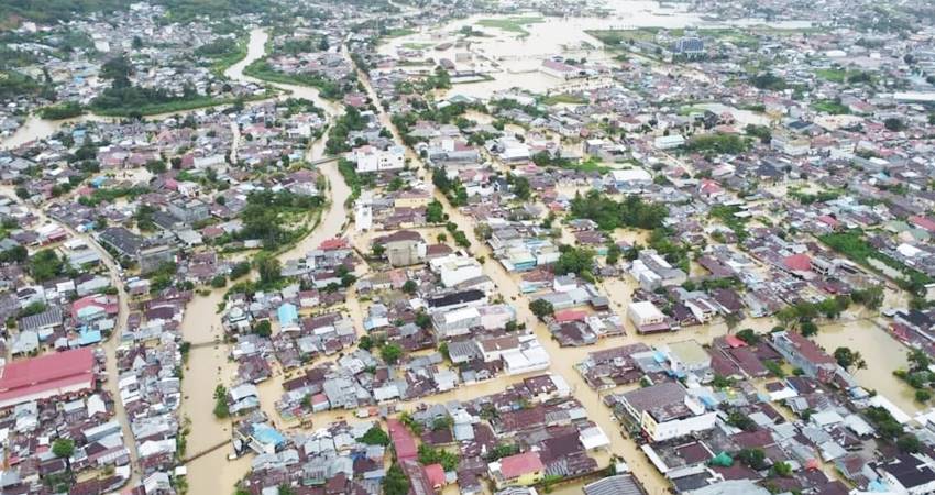 KOTA LUMPUH : Foto udara kawasan pusat Kota Gorontalo memperlihatkan kondisi banjir merata merendam Kota Gorontalo, Kamis (11/7). Banjir membuat aktivitas kota lumpuh, pusat perdagangan, sebagian perkantoran pemerintah dan swasta, termasuk sekolah tidak beraktivitas. (Foto : Uraib Adpenturz/fb)