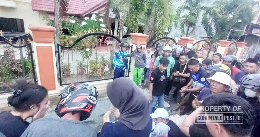 Petugas Unit Lakalantas Polres Gorontalo Kota dibantu warga saat evakuasi korban di lokasi Lakalantas jalan Sultan Botutihe, Kelurahan Ipilo, Kecamatan Kota Timur, Kota Gorontalo, Minggu (21/7/2024) dini hari. (Foto: Satlantas Polresta Gorontalo Kota/For Gorontalo Post).