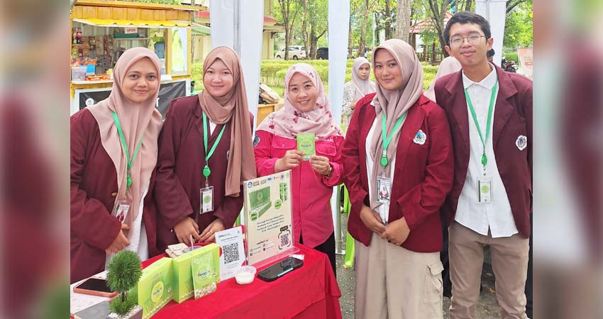 Dosen beserta mahasiswa saat menunjukkan produk yang dihasilkan, (F. Istimewa)