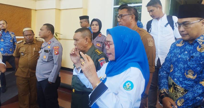 Bupati Bone Bolango Merlan S. Uloli saat bertemu dengan masyarakat penambang di depan Gedung Kantor Gubernur Gorontalo, Senin (22/7). (F. Istimewa)