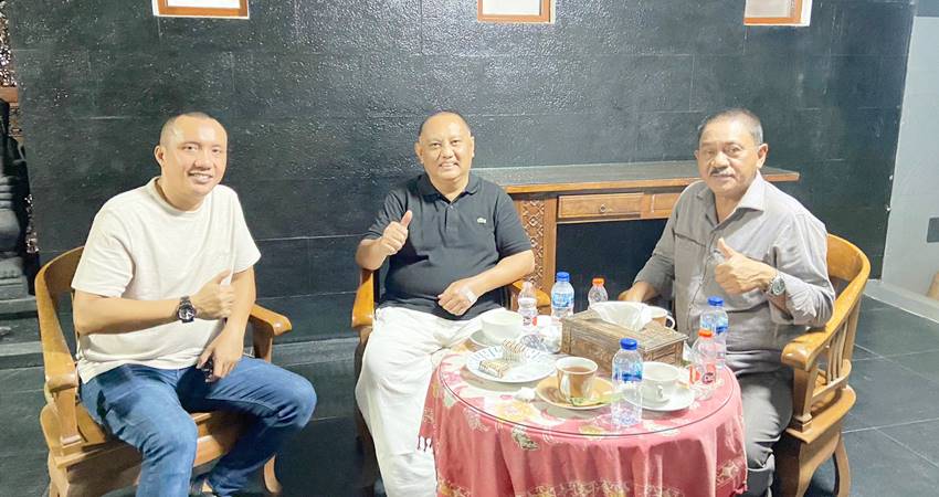 PILKADA BOALEMO: Rum Pagau (kiri) dan Lahmudin Hambali (kanan) saat melakukan pertemuan dengan Ketua DPD I Partai Golkar Gorontalo, Rusli Habibie (tengah), belum lama ini. (foto : istimewa)