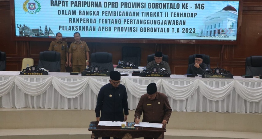 Ketua Deprov Gorontalo Paris Jusuf menandatangani surat keputusan DPRD atas pengesahan Ranperda pertanggungjawaban pelaksnaan APBD 2023, dalam rapat paripurna tingkat II, kemarin (1/7).