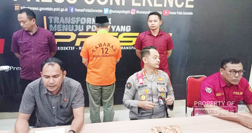 Polda Gorontalo menunjukan MM, oknum pejabat yang diduga terlibat tindak pidana korupsi proyek pengembangan tempat wisata tahun 2017, pada konfrensi pers, Kamis (18/7). (F. Jalal Khan /Gorontalo Post)