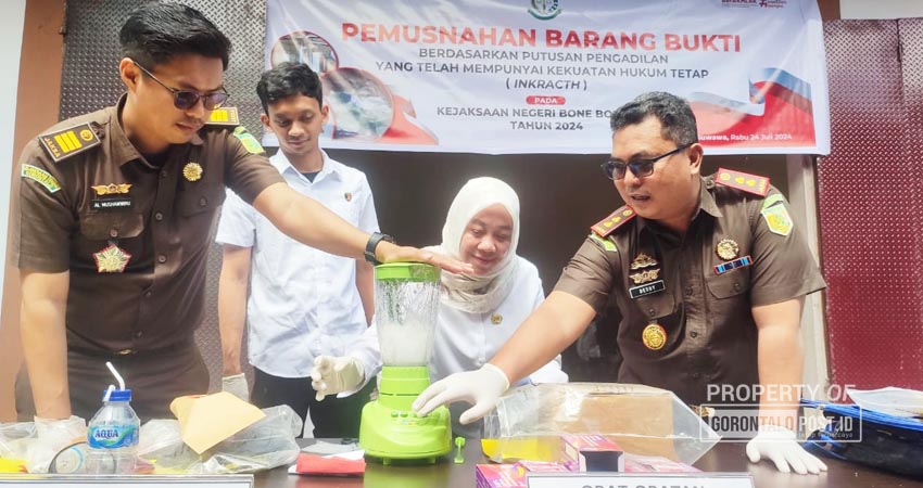 Kejari Suwawa melakukan pemusnahan barang bukti.(Foto Natha/GP)