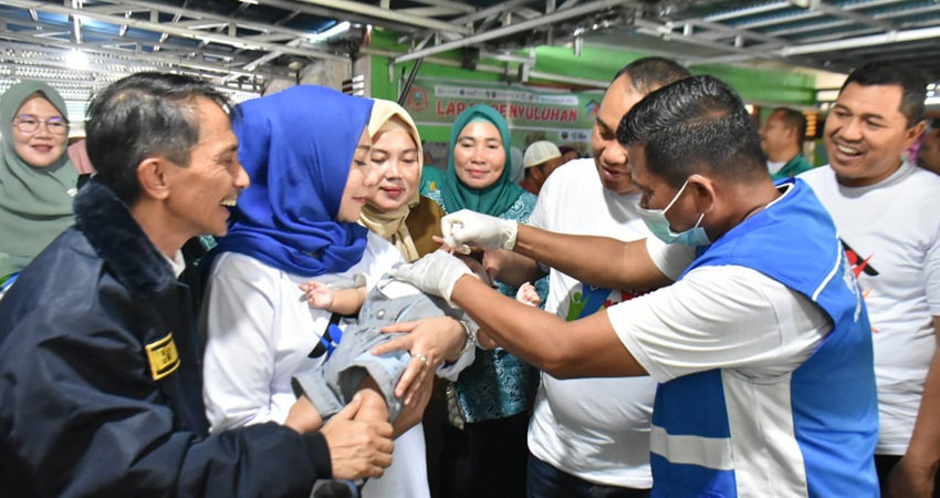 PENCANANGAN.Bupati Gorontalo Nelson didampingi Ketua TP PKK Fory Naway saat pencanangan Pekan Imunisasi Nasional (PIN) Polio tingkat Kabupaten Gorontalo, di Kecamatan Bongomeme.