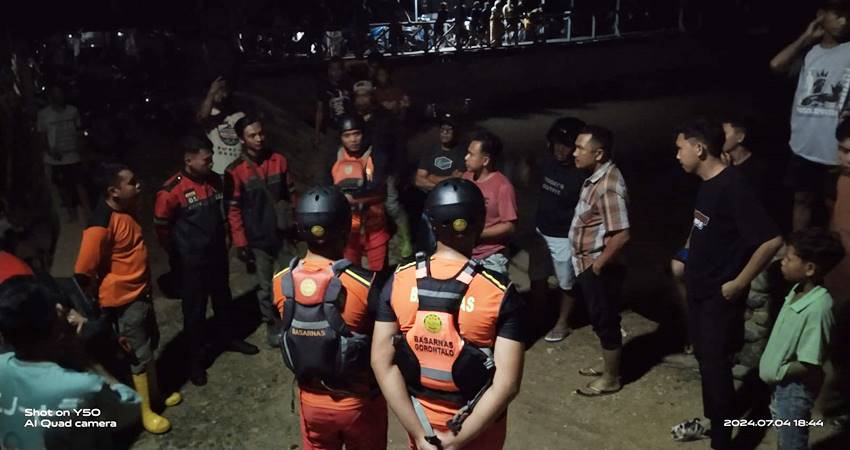 PENCARIAN. Tim Basarnas dan pihak terkait saat mempersiapkan pencarian di sekitar lokasi kejadian