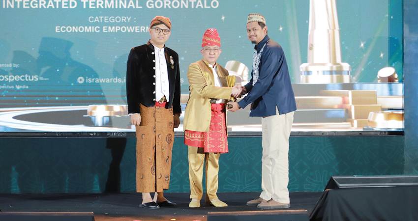 PT Pertamina Patra Niaga Integrated Terminal Gorontalo menerima penghargaan ISRA Award 2024, katogori Economic Empowerment untuk Program Kail atau Komunitas Hasil Laut, Kamis (27/6) di Grand Mercure Solo Baru. (foto : dok /pertamina)