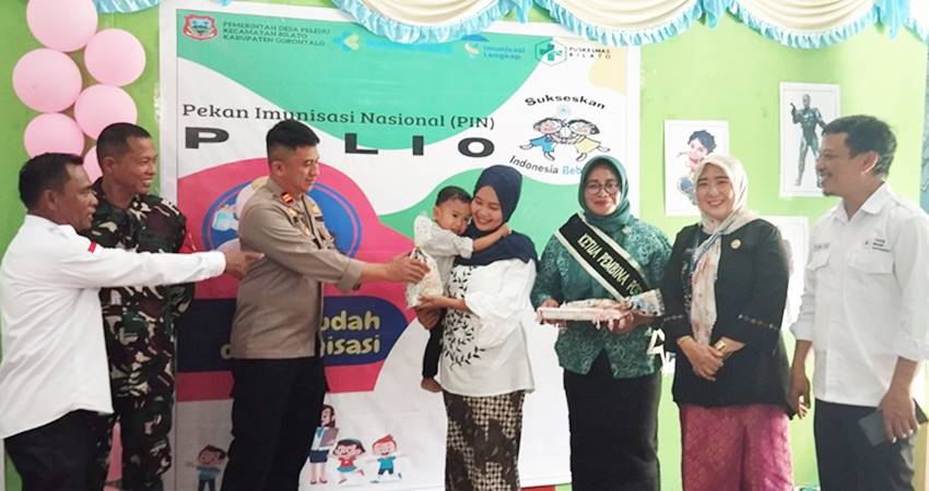 POLIO. Suasana pelaksanaan PIN Polio di Desa Pelehu Kecamatan Bilato, kamis (25/7)