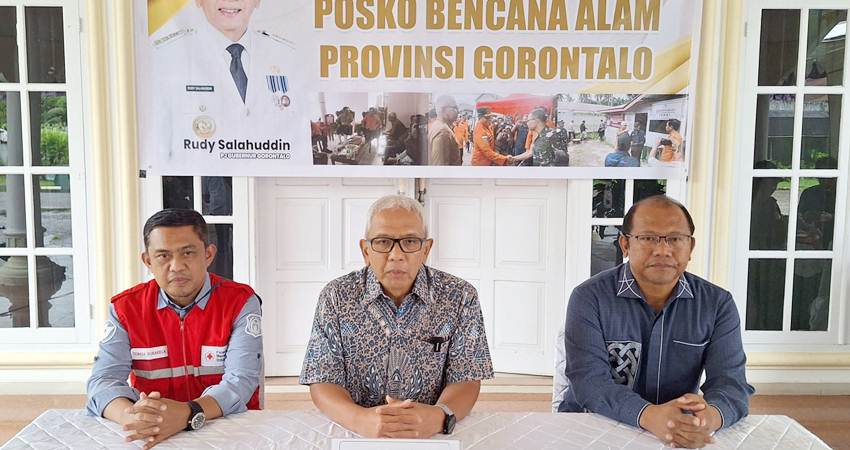 Gubernur Rudy Salahuddin memberikan keterangan pers di posko bencana alam yang dibuka Pemprov Gorontalo di rujab Wakil Gubernur, Kamis (11/7/2024). (Foto : Andika)