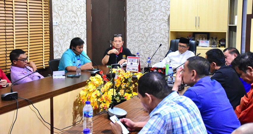 Suasana rapat evaluasi penanganan banjir yang dipimpin Pj Wali Kota Gorontalo, Ismail Madjid, Kamis (18/7/2024) malam. (Foto: Prokopim)