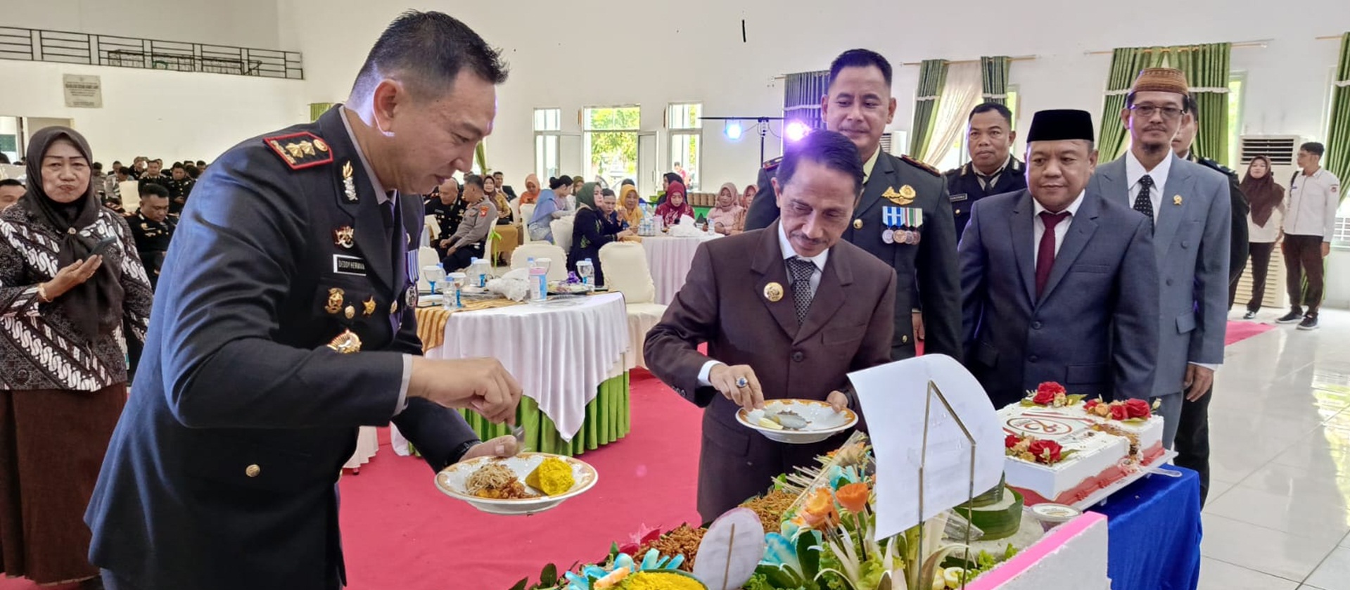 RAYAKAN. Bupati GorontaloNelson Pomalingo didampingi Ketua DPRD Syam T Ase dan jajaran Polres Gorontalo saat merayakan HUT Bhayangkara ke 78