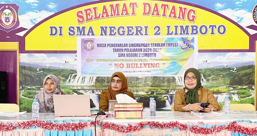 Kepala SMAN 2 Limboto Maryam UI (kanan) bersama Kabid PIKP Diskominfotik Provinsi Gorontalo Zakiya Baserewan (tengah) hadir bersama dalam kegiatan MPLS siswa baru SMA Negeri 2 Limboto, Kabupaten Gorontalo, Selasa (9/7). ( foto : Putra/diskominfotik)