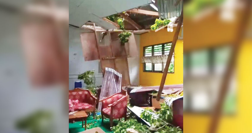 Kondisi gedung dewan guru SMP Negeri 9 Kota Gorontalo yang atapnya jebol lantaran dihantam pohon tumbang.