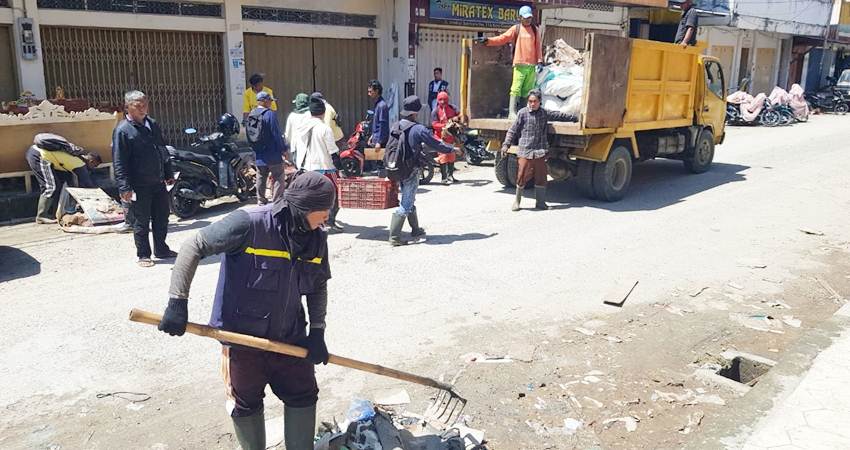 Petugas DLH ketika membersihkan sampah pasca banjir melanda Kota Gorontalo. (Foto: Istimewa)