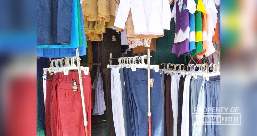 Salah satu lapak seragam sekolah yang ada di pusat pertokoan Kota Gorontalo.(Hamdan/Gorontalo Post)