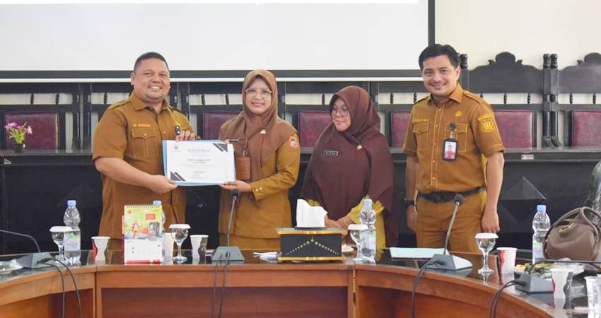 SOSIALISASI. Kepala BKPSDM dan Kepala BKAD saat memberikan sertifikat pada peserta sosialisasi.