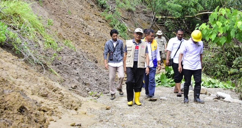 Pj Wali Kota Gorontalo, Ismail Madjid ketika meninjau check dam di Kelurahan Tenilo, Rabu (10/7/2024). (Foto: Prokopim)