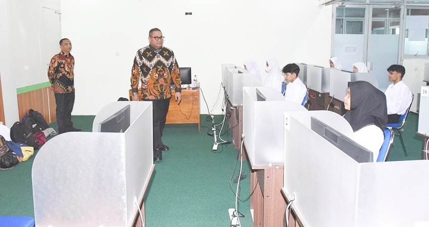 JALUR MANDIRI - Rektor UNG Prof. Eduart Wolok memantau proses seleksi jalur mandiri penerimaan calon mahasiswa UNG, Selasa (16/7). (foto : dok / ung.ac.id)