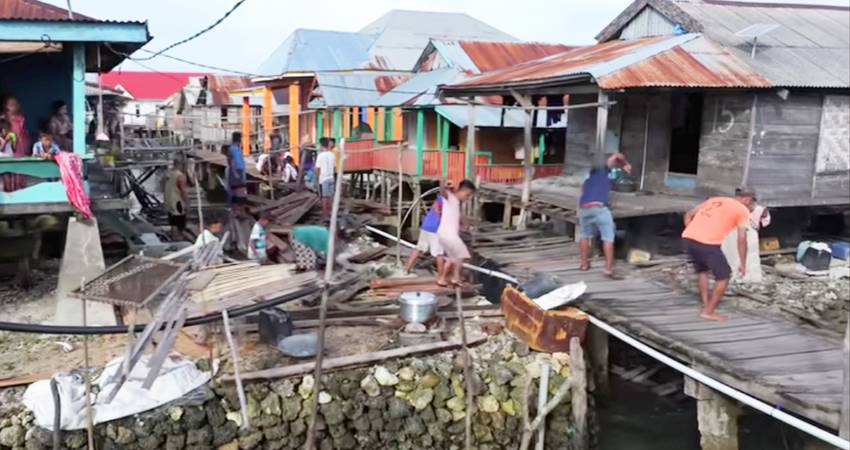 Youtuber Kristian Hansen yang merupakan bule Denmark perbaiki jembatan di Ulau Sampela Wakatobi. -tangkapan layar youtube@Kristian Hansen-