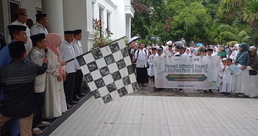 LEPAS. Bupati Gorontalo Nelson Pomalingo didampingi Ketua TP PKK Fory Naway saat melepas peserta pawai hijratul rasul, di halaman rumah dinas Bupati.