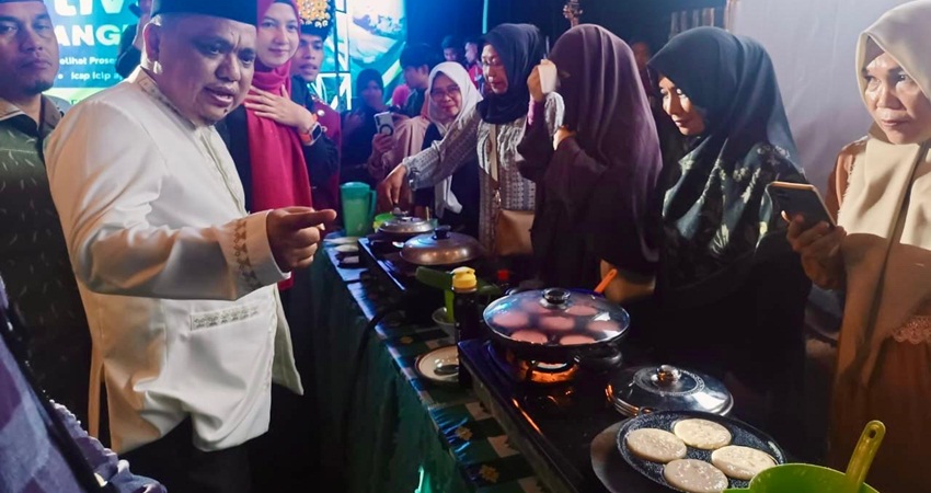 HADIR. Wakil Bupati Hendra Hemeto saat menghadiri perayaan festival apangi