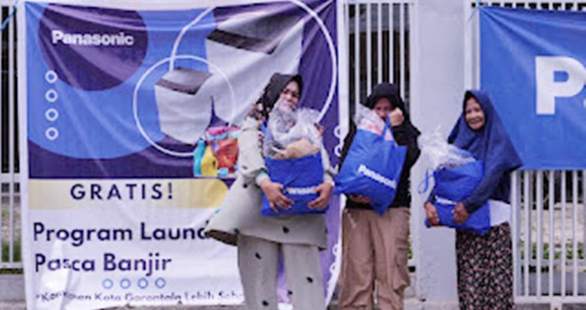 Warga korban banjir usai menikmati fasilitas laundry gratis yang disediakan Gobel Group.