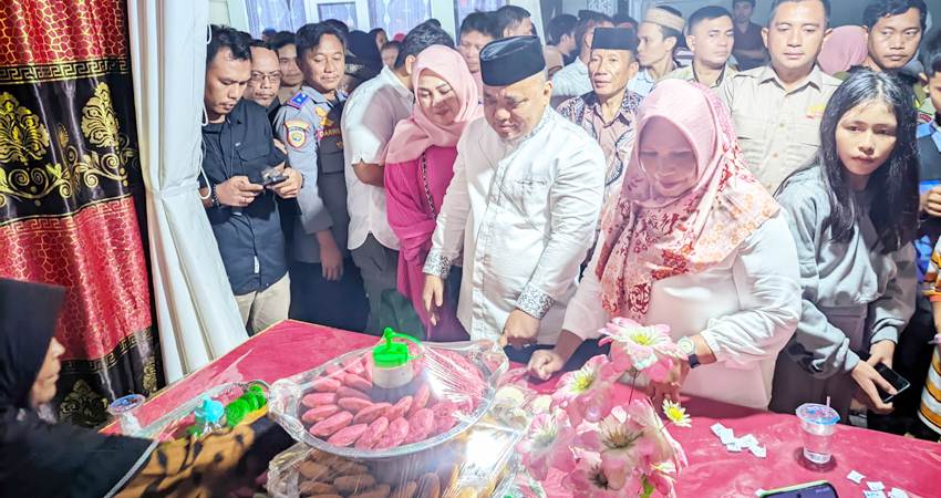 Wakil Bupati Gorontalo Hendra Hemeto saat mengantri bersama warga untuk mendapatkan kue apangi secara gratis di peringatan hari Asyura yang setiap tahun dilaksanakan di Kecamatan Tibawa Kabupaten Gorontalo.
