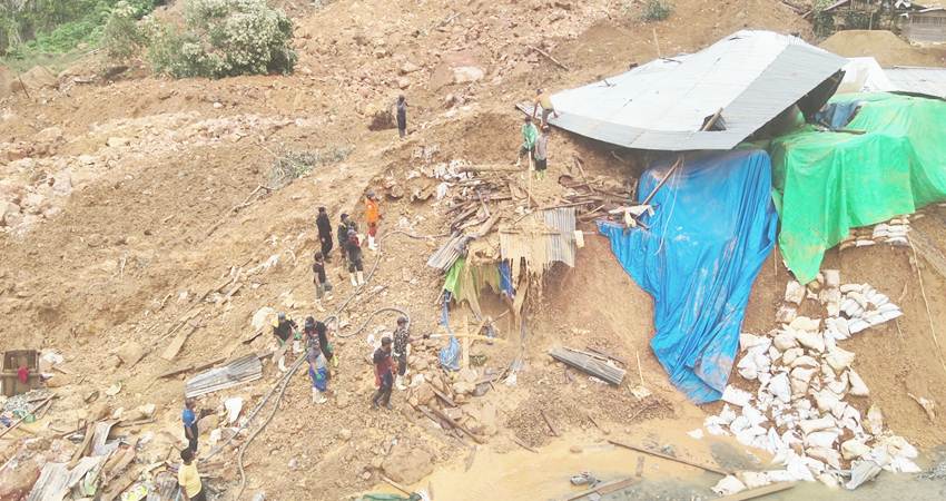 TERTIMBUN LONGSOR : Tim SAR melakukan pencarian korban yang tertimbun material longsor di kawasan pertambangan rakyat di Desa Tulabolo Timur, Kecamatan Suwawa Timur, Bone Bolango, Selasa (9/7). (foto :dok/basarnas)