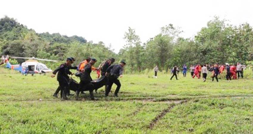 Tim SAR gabungan mengevakuasi korban longsor diangkut dengan Helikopter Polri, kemarin. (foto : dok /basarnas)
