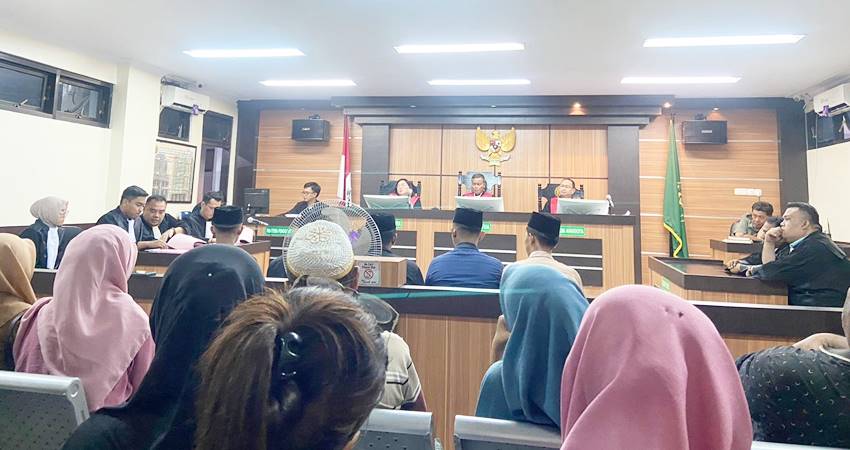 Suasana persidangan pembacaan tuntutan terhadap lima tersangka dalam kasus meninggalnya mahasiswa IAIN Sultan Amai Gorontalo, Selasa (2/7/2024)