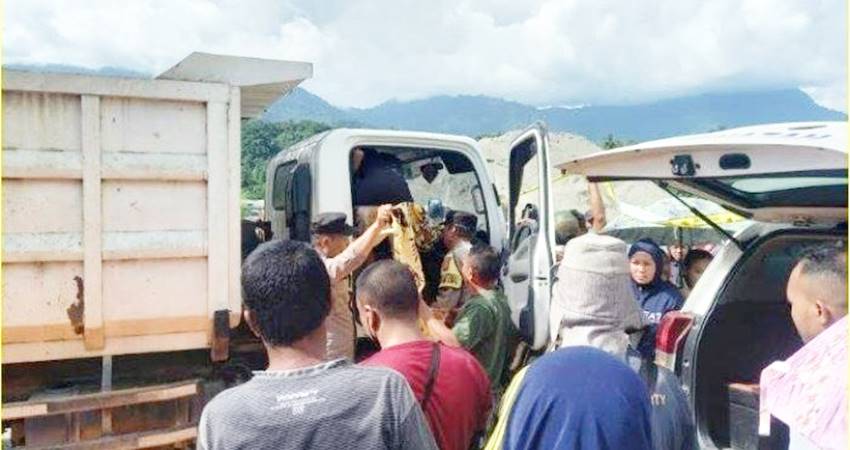 Evakuasi jasad warga sopir dum truk warga Desa Alale di dalam mobil truk, Kamis (25/7/2024). (Foto: Dok Polsek Suwawa)