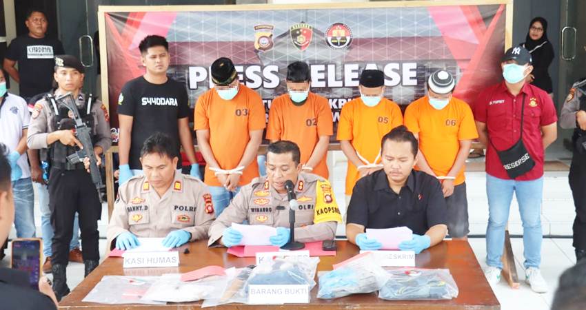 Kapolres Pohuwato, AKBP Winarno,S.H,S.I.K,memberikan keterangan pers terkait dengan kasus dugaan pembunuhan yang terjadi di Hotel Tanjung, atau di Kompleks SPBU Marisa.