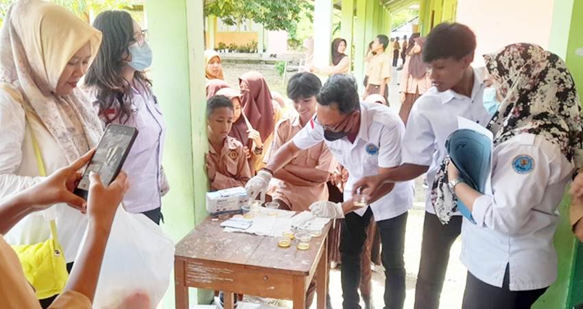 Puluhan siswa SMP yang ada di wilayah perbatasan Pohuwato, di test urine oleh pihak BNK. (F. Socno)