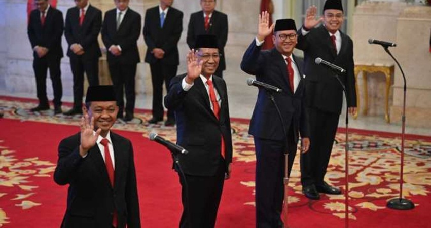 Pejabat baru Menteri ESDM Bahlil Lahadalia (kiri), Menkumham Supratman Andi Agtas (kedua kiri), Kepala BKPM/Menteri Investasi Roslan Roeslani (kedua kanan) dan Wamen Kominfo Angga Raka Prabowo (kanan) bersiap mengikuti pelantikan di Istana Negara, Jakarta, Senin (19/8/2024).