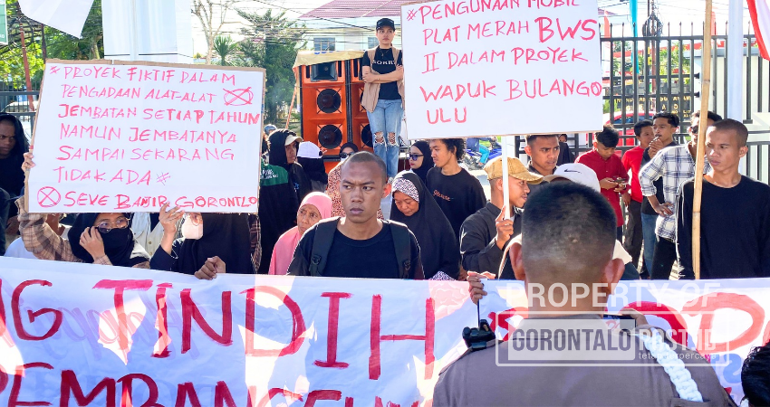 Aksi damai yang dilakukan di depan kantor Kejaksaan Tinggi Gorontalo, Kamis (8/8/2024) (F. Diyanti/Gorontalo Post)