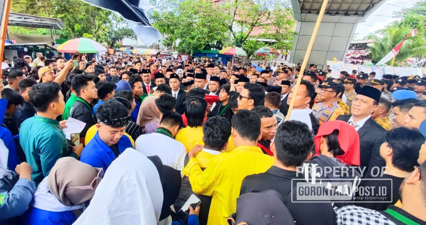 DEMO. Para aleg terpilih seaat menemuiasa aksi untukelakukan tanda tangan fakta integritas. ( F: Deice/Gorontalo post)