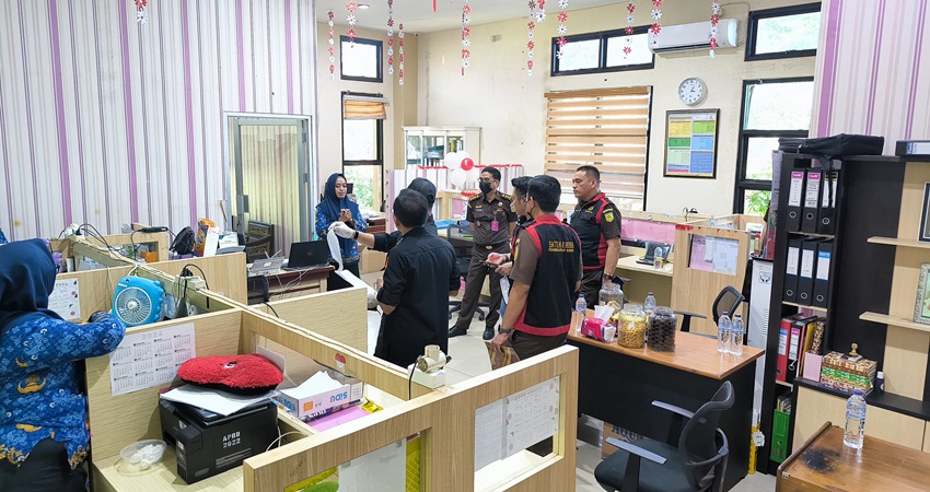 Sejumlah petugas Kejati Gorontalo saat melakukan penggeledahan mencari dokumen penting terkait proyek kanal Tanggidaam, di ruang bidang SDA Dinas PUPR Provinsi Gorontalo, Senin (19/8). INSERT : Petugas Kejati melakukan hal yang sama di Badan Keuangan Pemprov G0rontalo, kemarin. (foto : dok / kejati )