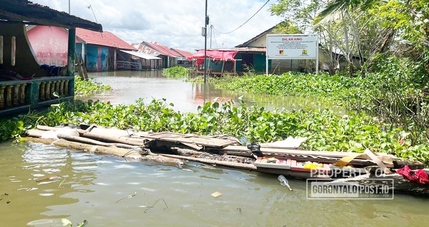 TAK INGIN RELOKASI - Rumah deret nelayan di Kelurahan Kayubulan, Limboto, masih terendam banjir luapan Danau Limboto. Kondisi ini membuat rumah-rumah di kawasan itu belum ditempati kembali oleh warga. (Foto :Deice/Gorontalo Post)