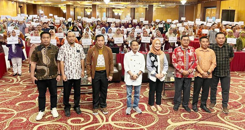 Kepala Dinas PU-PR Kabupaten Gorontalo, Heriyanto A Kodai (ketiga dari kanan) saat deklarasi Inovasi Perubahan Berdayakan Masyarakat Sehat, Ciptakan Sanitasi Layak (Berkah Cinta).