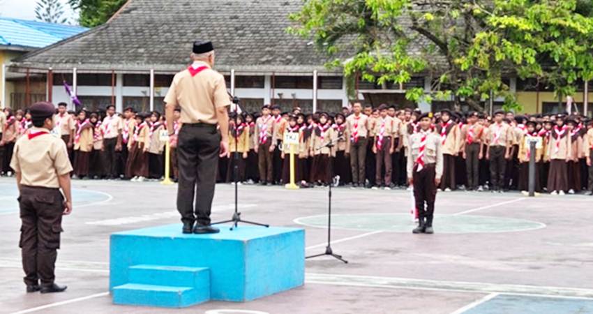 PENDIDIKAN KARAKTER : Ketua Kwarda Gorontalo, Sofyan Puhi menjadi pembina upacara pada prosesi penerimaan tamu ambalan (PTA) di SMK Negeri 1 Kota Gorontalo, Senin (12/8). (foto : dok / kwarda)